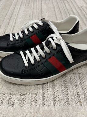 Gucci Black Leather Low-Top Sneakers with Green and Red Web Stripe